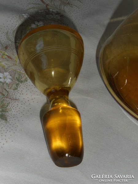 Borostyán színű dugós likőrös üveg