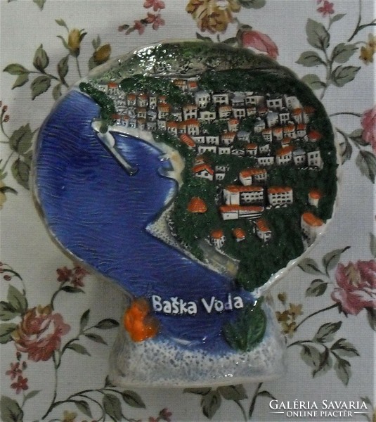Baška Voda kagyló formájú kerámia szuvenír.