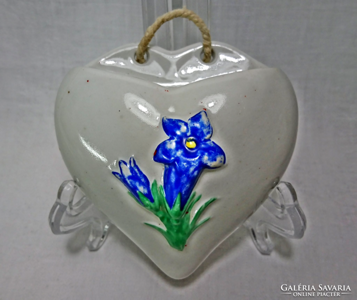 Régi domború mintás Kék virág festett szív alakú szenteltvíz,vagy szalvétatartó.