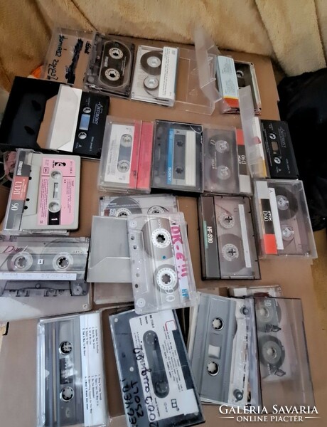 18 tape recorders with mixed content.