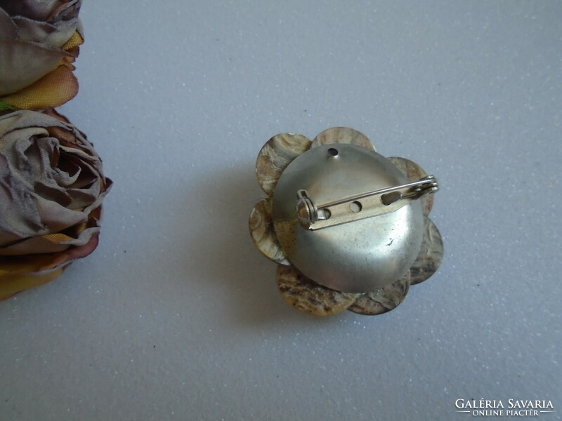 Dekoratív   kagyló bross apró gyöngyökkel.