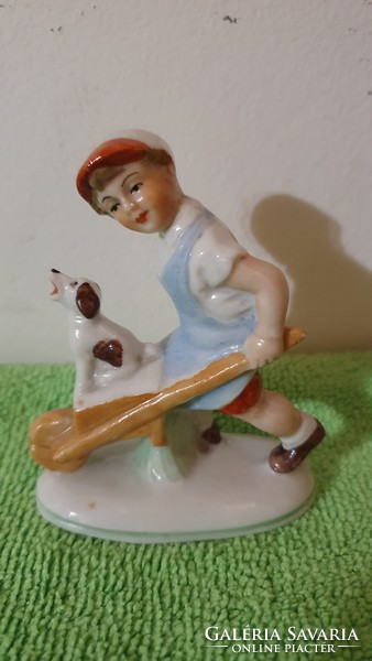 Régi német mini porcelán figura. Talicskás legény kutyával. 8 cm.