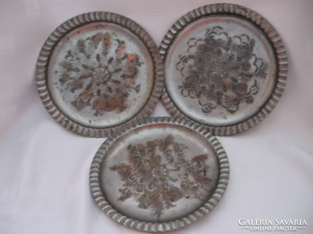 Pack of 3 hammered engraved decorative plates