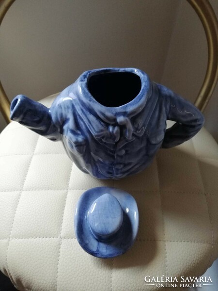 Ceramic jug spout with hat