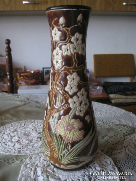 Szecessziós jellegű , majolika váza , 32 cm