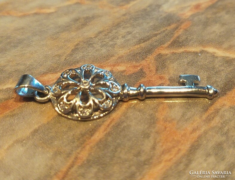 Cirkonköves jelzett ezüst kulcs medál 4,5cm