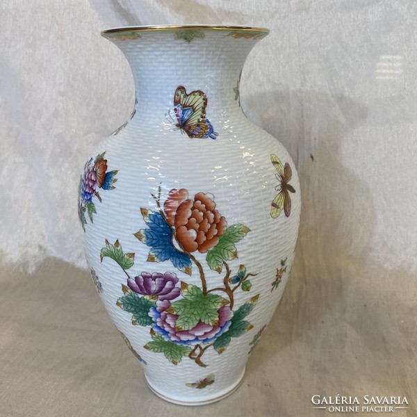 Huge Herend Victoria vase for collectors