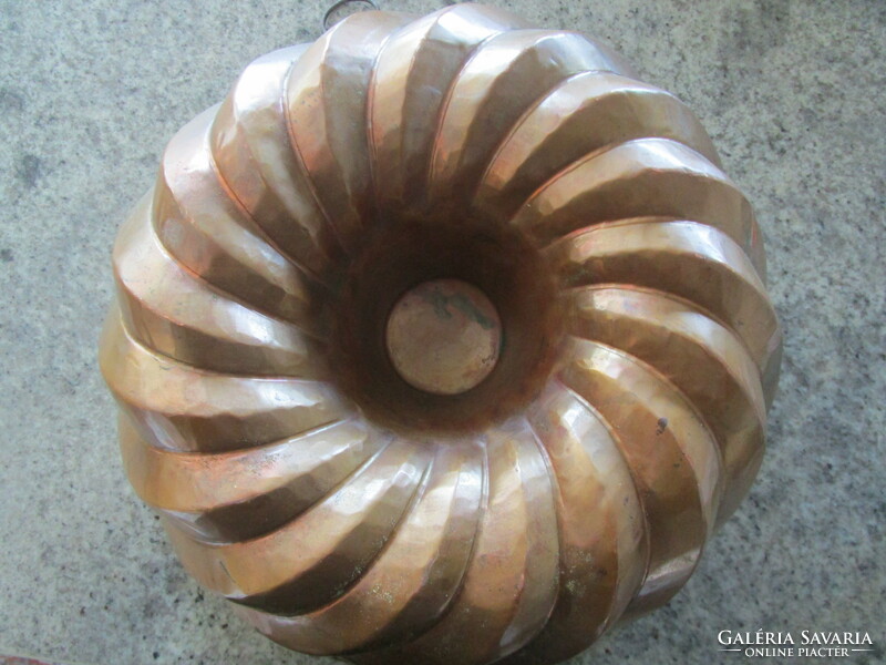 Giant 31 cm Biedermeier brass copper confectioner's baking dish kuglóf shape sharp contour museum confectionary