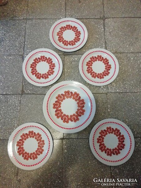 Colditz floral patterned plates