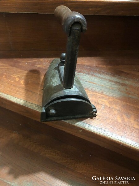 Charcoal iron, in good condition, size 20 x 16 cm.