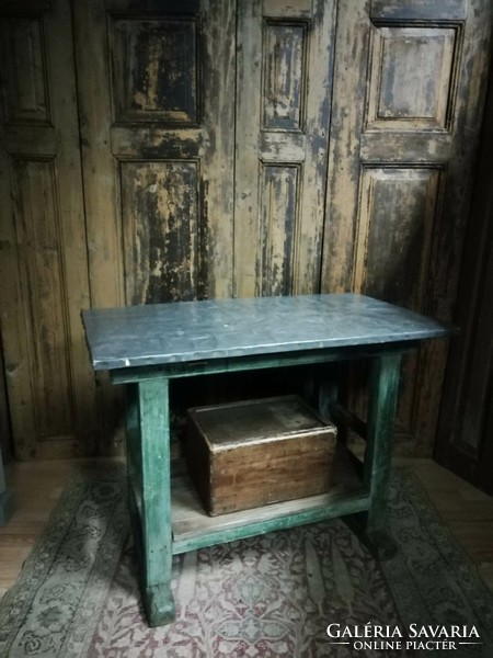 Industrial style table, from the middle of the 20th century, tin top, small size, stable patina, nice green color