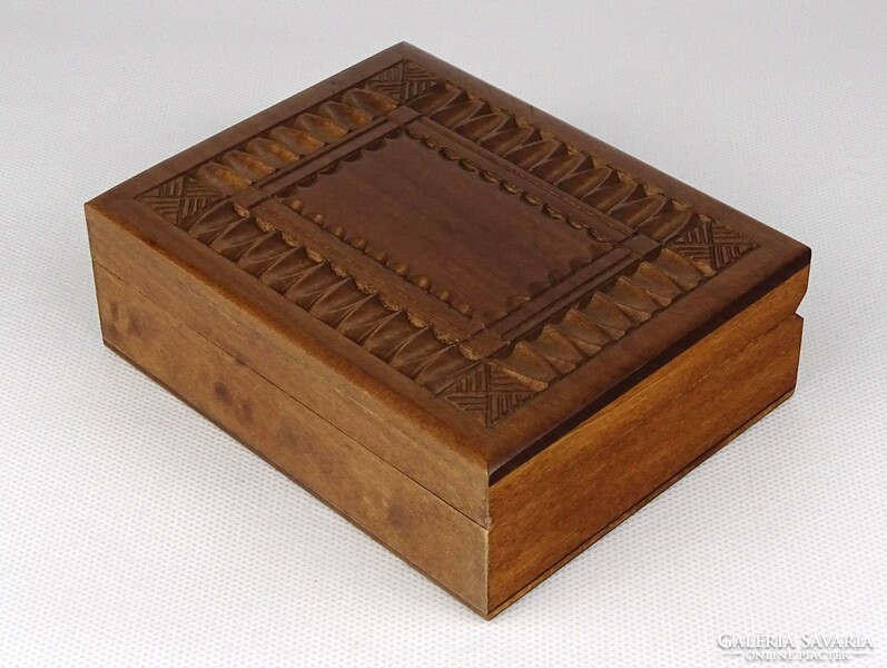 1L731 old small carved wooden box 12 cm