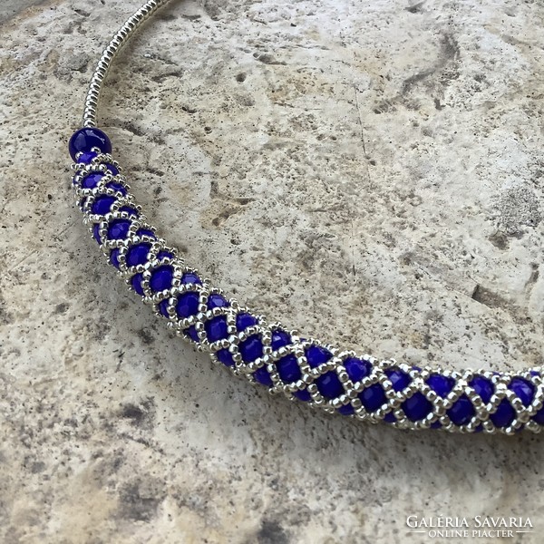 Extravagáns nyakék párizsi kék csiszolt gyöngyökből és ezüst színű japán toho gyöngyökből