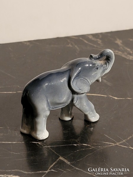 Porcelán elefánt felfelé álló néző mutató ormánnyal 8x6cm