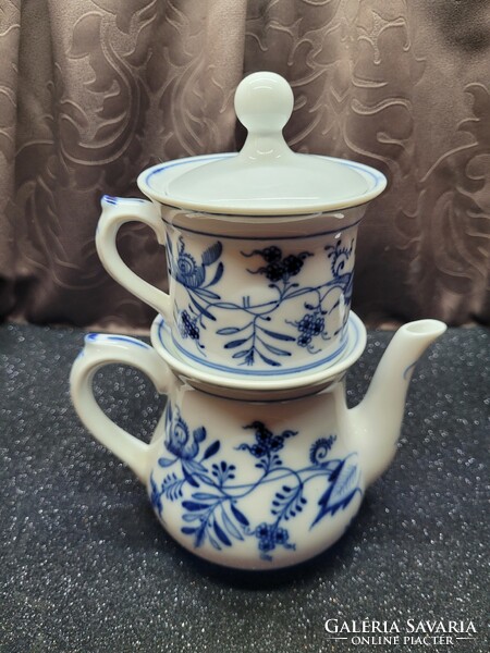 Onion-patterned oriental porcelain teapot with strainer