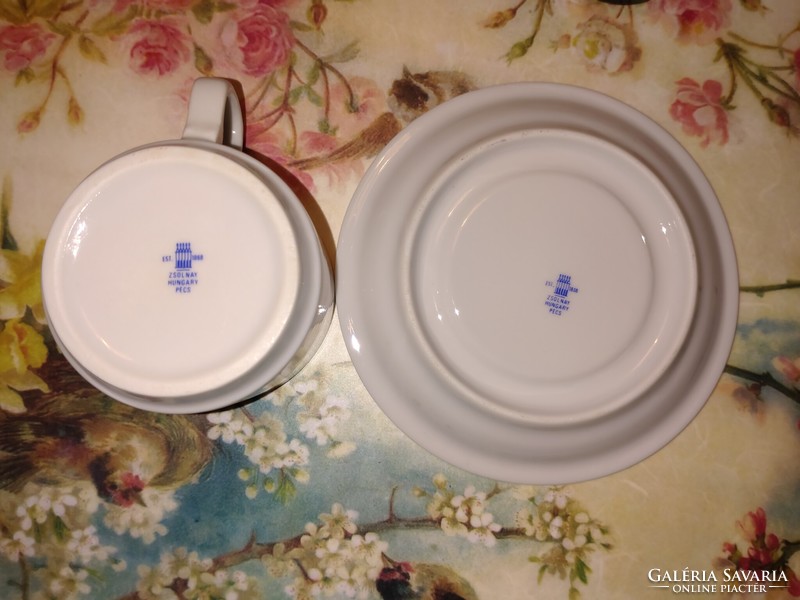 Különleges Zsolnay porcelán csészék-aljukkal, öttorony jelzéssel, 1970-es évek környéke.