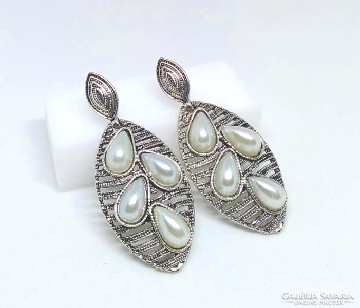 Silver-colored beaded leaf earrings 44
