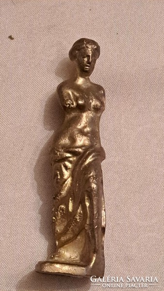 Ókori antik női szobor . ( tönőr réz ) Mérete: 10 cm.