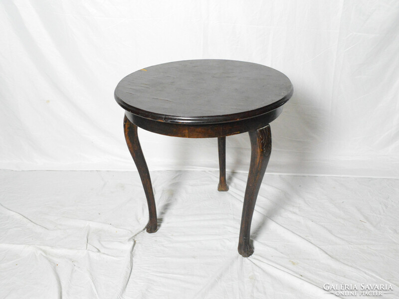 Antique round table with lion legs