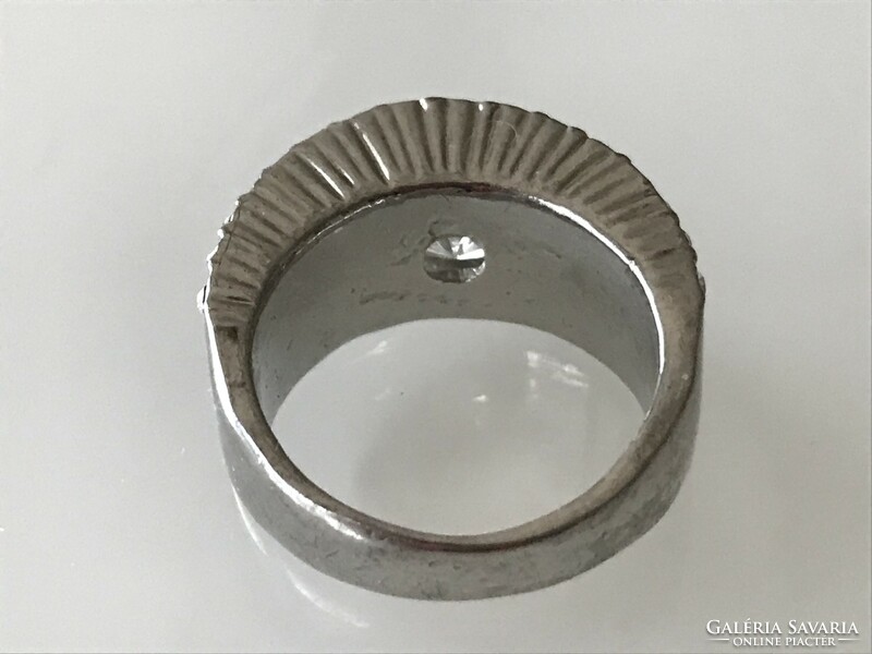 Nemesacél gyűrű egy nagy és számtalan apró, ragyogó kristállyal, 19 mm belső méret