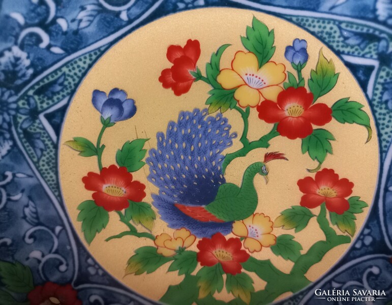 A beautiful oriental Chinese decorative bowl with a peacock