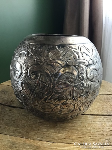 Régi ezüst színű fém váza