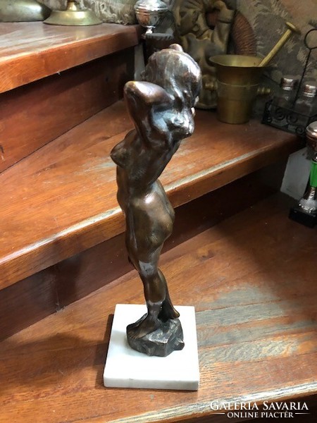 Maugsch Gyula bronz szobra, 36 cm-es magasságú alkotás.