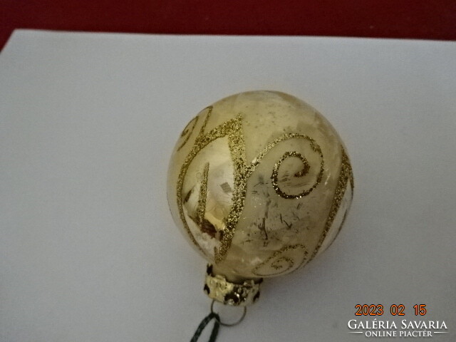Karácsonyi üveggömb, kézzel festett arany mintával, átmérője 5,5 cm. Jókai.
