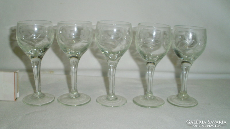 Öt darab csiszolt üveg likőrös, röviditalos talpas pohár - együtt