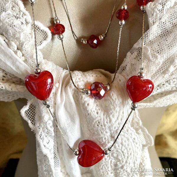 Gyönyörű régi 3 soros nyaklánc piros muránói üveg szívekkel az 1970-es évekből, hibátlan fém és üveg
