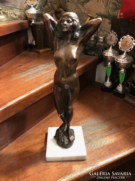 Maugsch Gyula bronz szobra, 36 cm-es magasságú alkotás.
