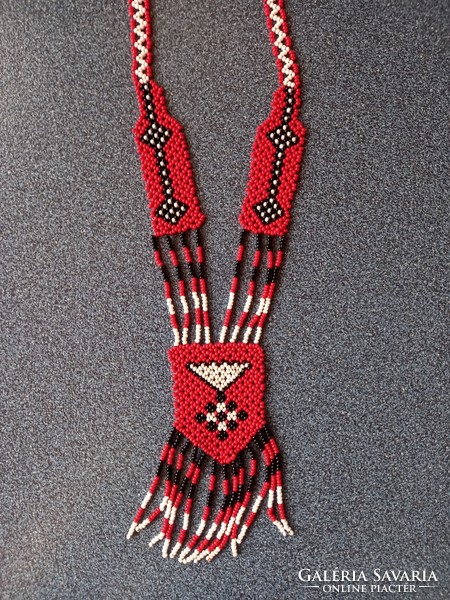 Piros hosszú kézzel készített nyaklánc gyöngyökből