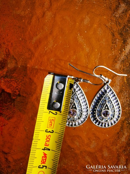 Earrings with sparkling stones