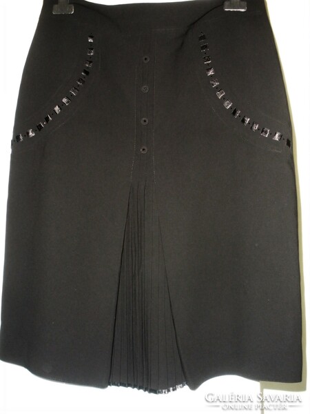 Casual black pleated skirt