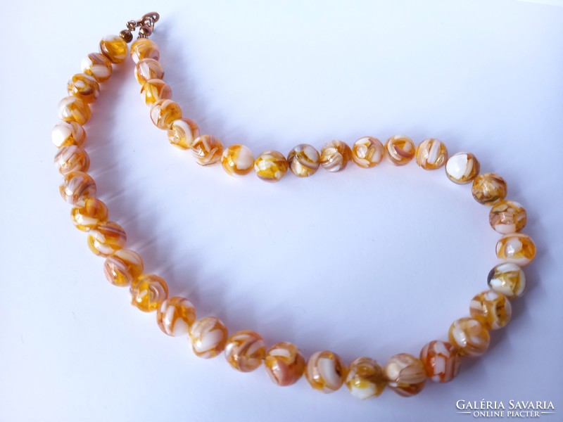 Retro yellow string of pearls with mother-of-pearl inlay