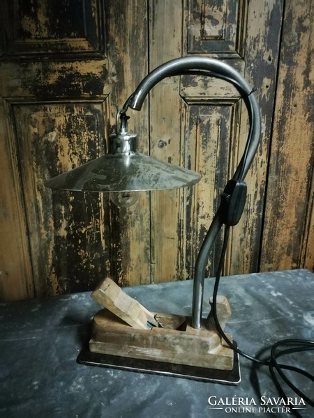 Ipari stílusú egyedi készítésű lámpa, fém és egy gyalu kombinálásával patinás éjjeli lámpa