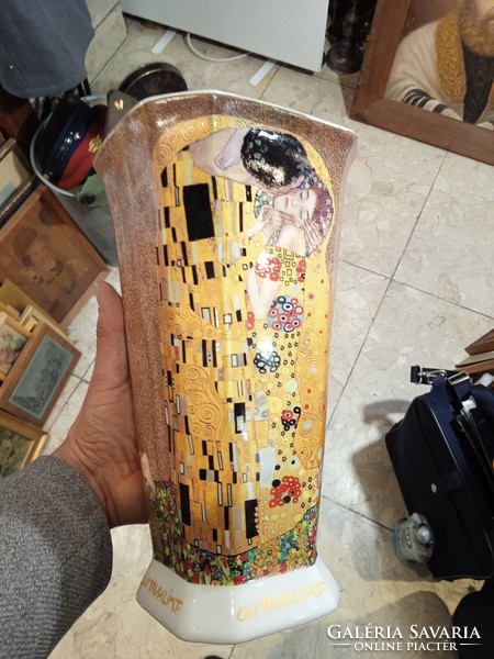 Gustav Klimt porcelán váza, 40 cm-es magasságú alkotás.