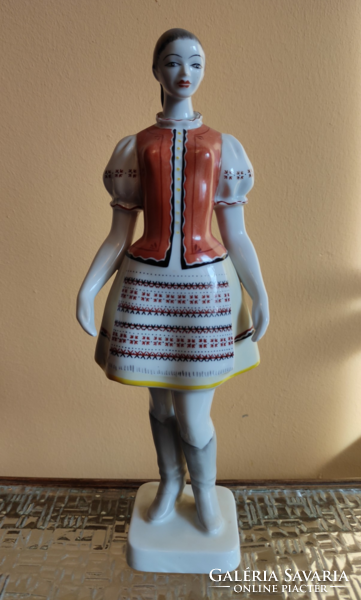 Hollóházi nagy méretű kézzel festett porcelán lány népviseletben