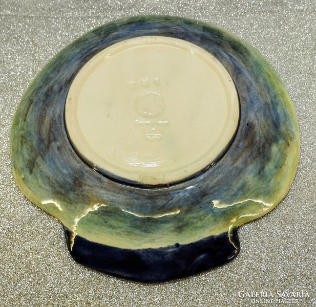 Ceramic shell-shaped tray