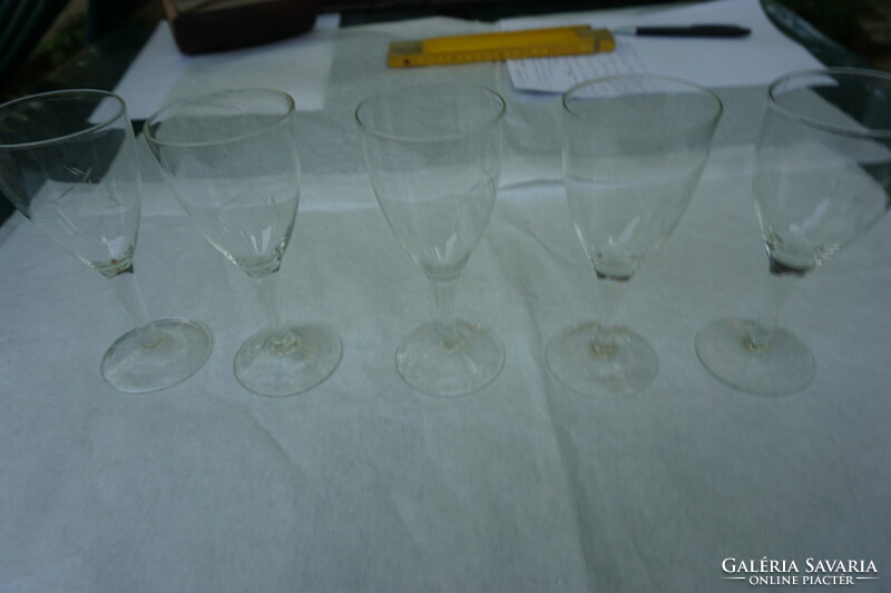 5 Pcs. A leaf-patterned glass goblet is sold together.