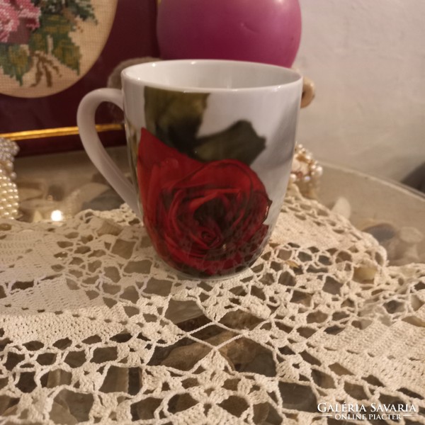 Mug with red roses