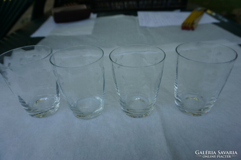 4 Pcs. A water glass is sold together.