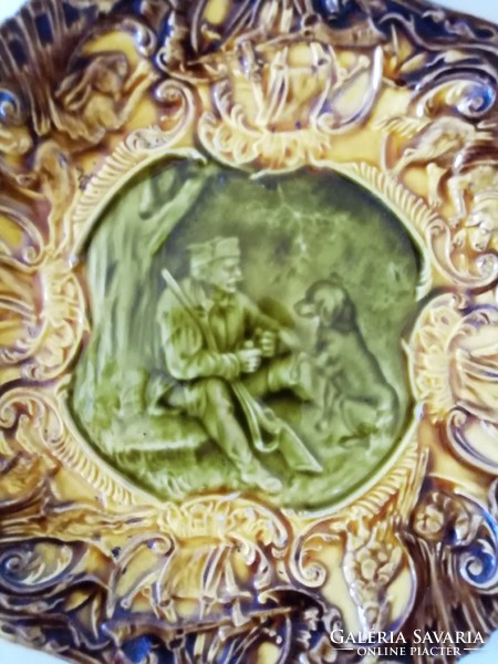 2 majolica plates with hunting scenes, in good condition, 20 cm