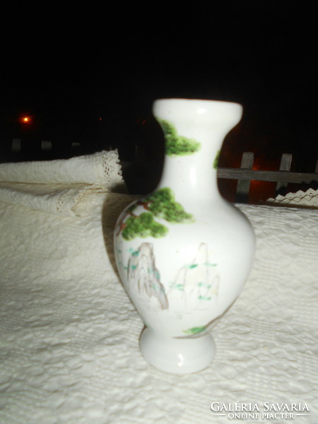 Chinese hand-painted scene vase 16 cm