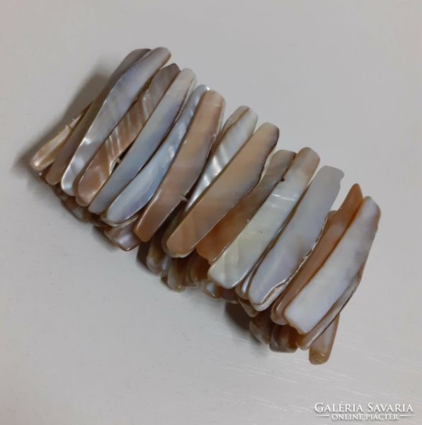 Bracelet bracelet made of shells in good condition