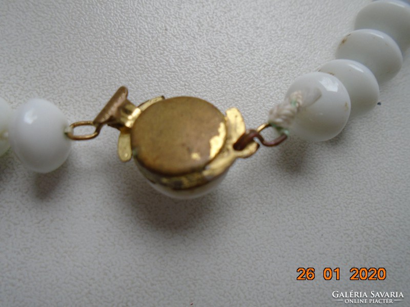 Antik aranyozott kapoccsal fehér tejüveg  gyöngy nyaklánc