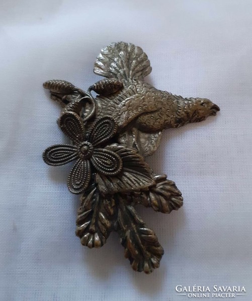 A hunting badge depicting a grouse rooster