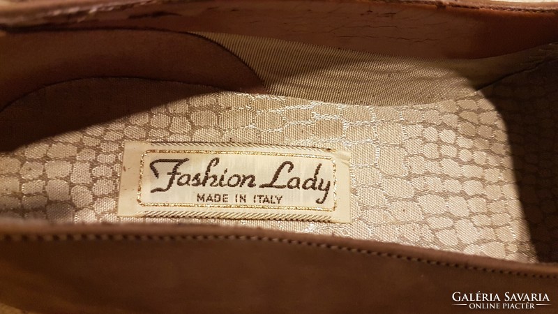 Kényelmes ujszerü  velur bőr női cipő 39-es vékony lábra  olasz  ,bőrtalpu