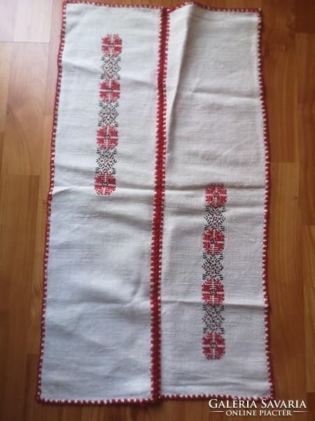 Embroidered table runner, tablecloth dimensions: 70 x 38 cm