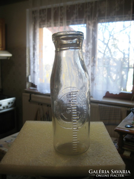 Milk bottle: Székesfóváros bpest mother and child protection institute, with positions there